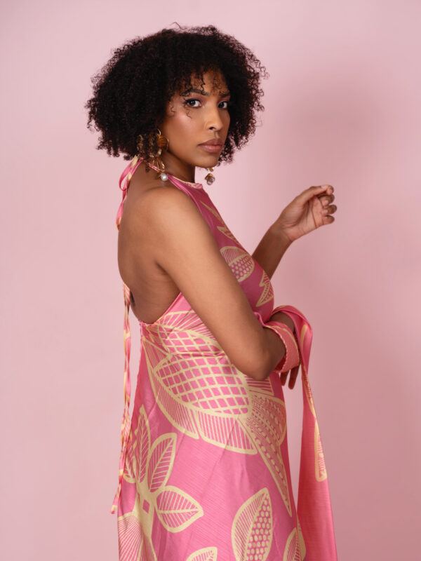 BACKLESS DRESS